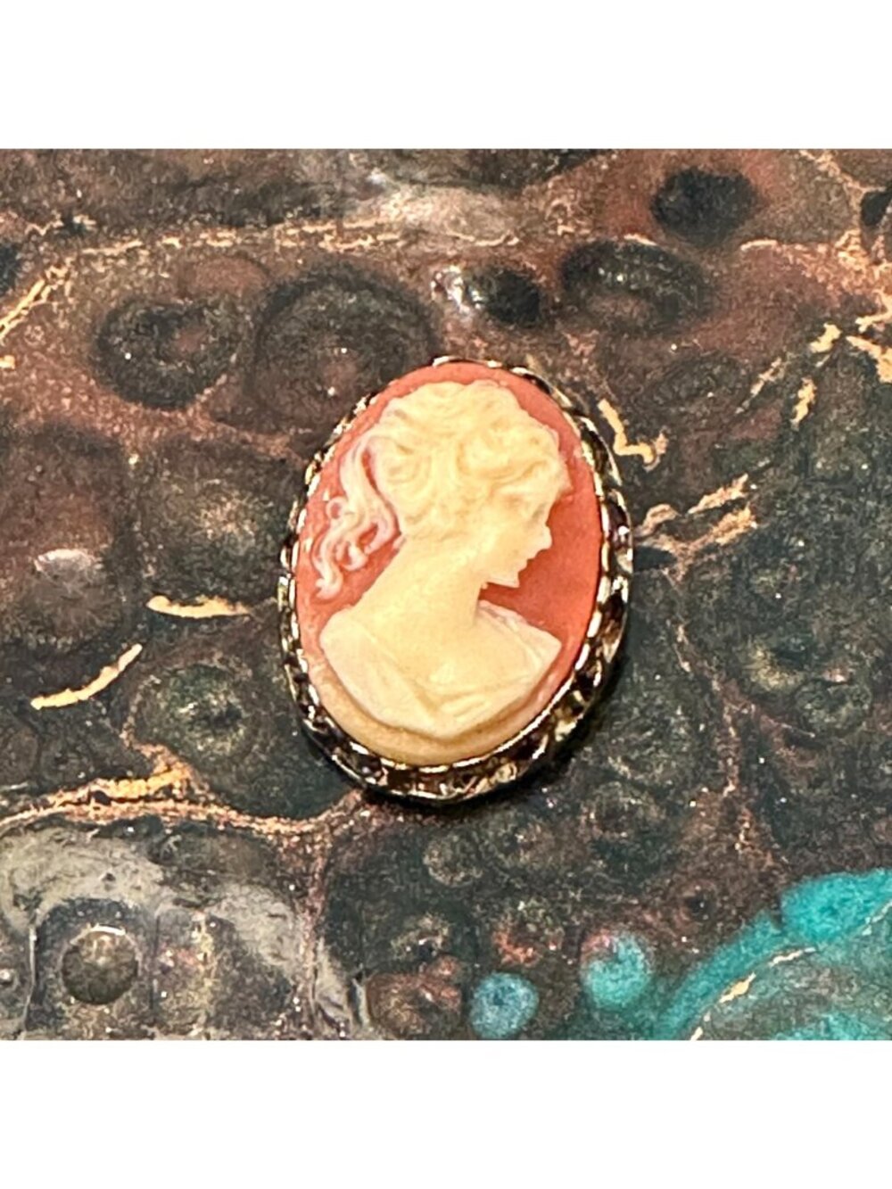 Vintage Gold-Tone Cameo Brooch With Intricate Resin Portrait And Ornate Backing - Picture 4 of 7